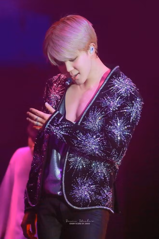 Không những thế, Jimin còn hững hờ khoe vòng ngực đầy đặn và săn chắc trong chiếc áo cổ trễ có màu sắc bắt mắt trên sân khấu, khiến cho người xem phải bấn loạn vì anh chàng.