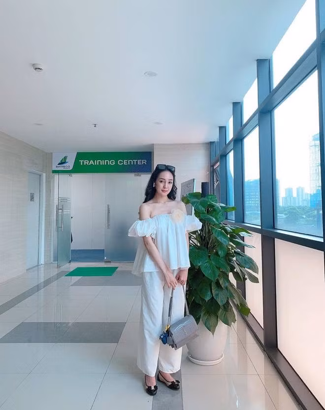 Trang phục của Nguyễn Thanh Thuỷ chủ yếu thiên về hai tông màu đen-trắng.
