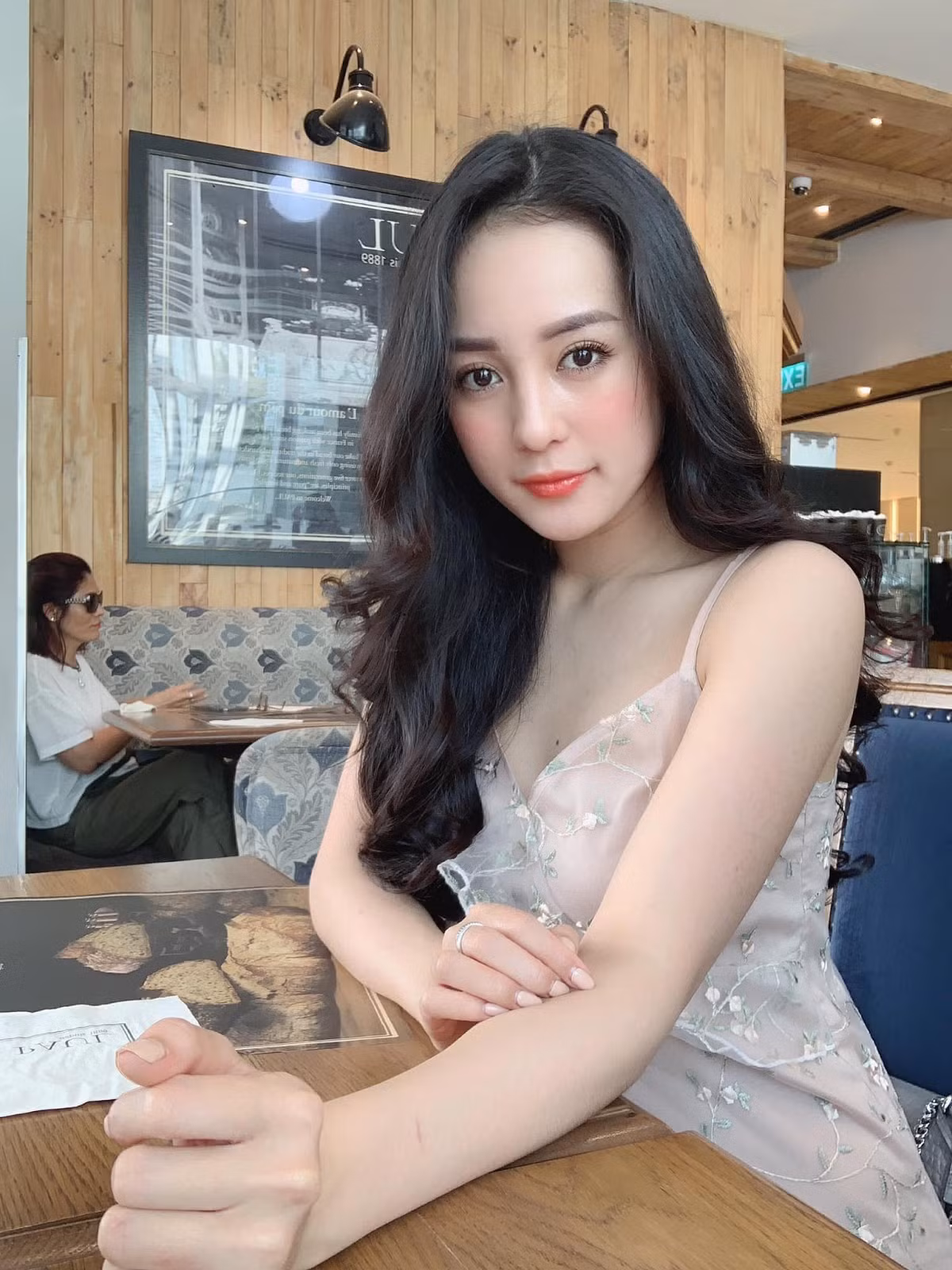 Làn da trắng nõn của nữ tiếp viên trẻ được tôn lên khi cô mặc chiếc đầm màu nude thêu hoa. Ảnh: FB, IG. Video "Minh Hằng chia sẻ về phong cách thời trang". Nguồn: VTC.