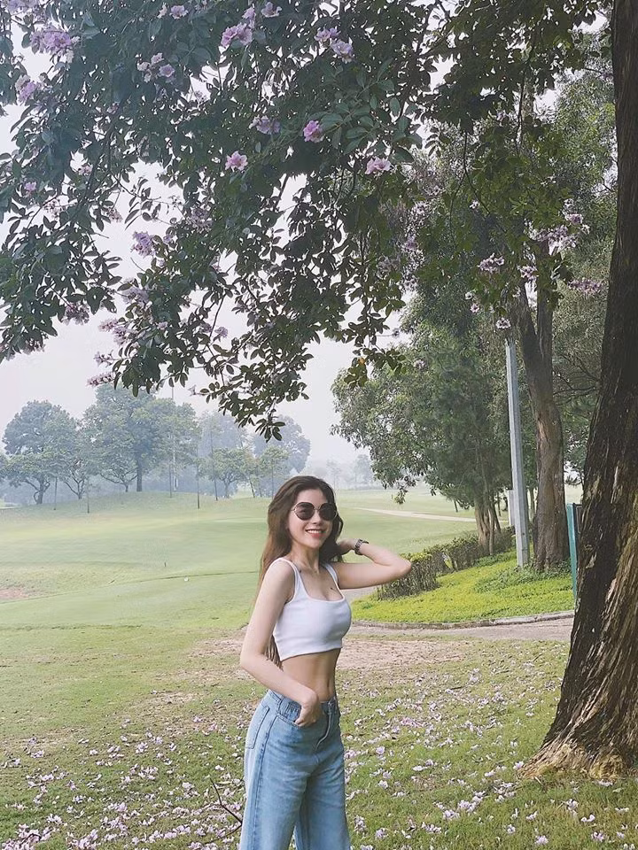 Ngay cả khi đi chơi, người đẹp cũng yêu thích áo croptop phối cùng quần jeans.