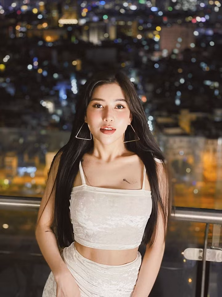 Quán quân The Voice 2018 cực nóng bỏng với set váy áo khoe eo thon.