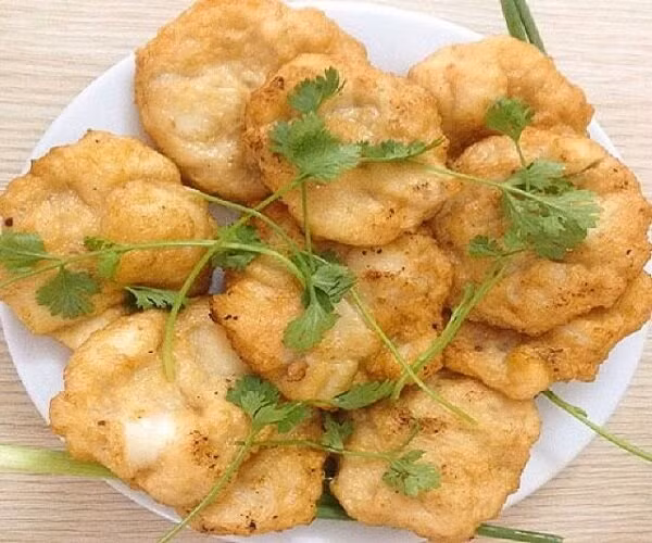 Mực được dùng để làm chả là những con mực mai tươi sống được đánh bắt trực tiếp trong khu vực biển Hạ Long, chả mực Quảng Ninh vì thế rất thơm và dậy mùi. Chả mực thường được ăn kèm với xôi trắng, bánh cuốn hoặc ăn riêng với nước mắm nguyên chất.