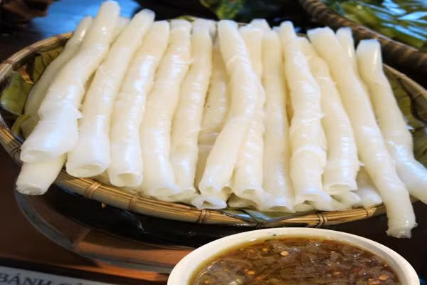 Bánh gật gù: Cách làm bánh gật gù về hình thức giống như cách làm bánh cuốn. Khi ăn nhúng miếng bánh vào chén nước chấm đặc biệt cùng với một miếng khâu nhục (thịt kho tàu) được tẩm ướp kỹ càng. Địa điểm thưởng thức bánh gật gù nổi tiếng nhất là ở Tiên Yên. Ảnh: Internet. Video "Chế biến món ngon từ nấm đông cô". Nguồn: VTC.