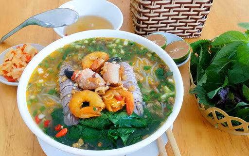 Vị ngọt xương của nước dùng hòa quyện rất hài hòa với vị chua chua thanh mát của hải sản, rau thơm. Trên địa bàn thành phố Hạ Long, số nhà hàng, quán ăn bán món ăn này nhiều vô kể.