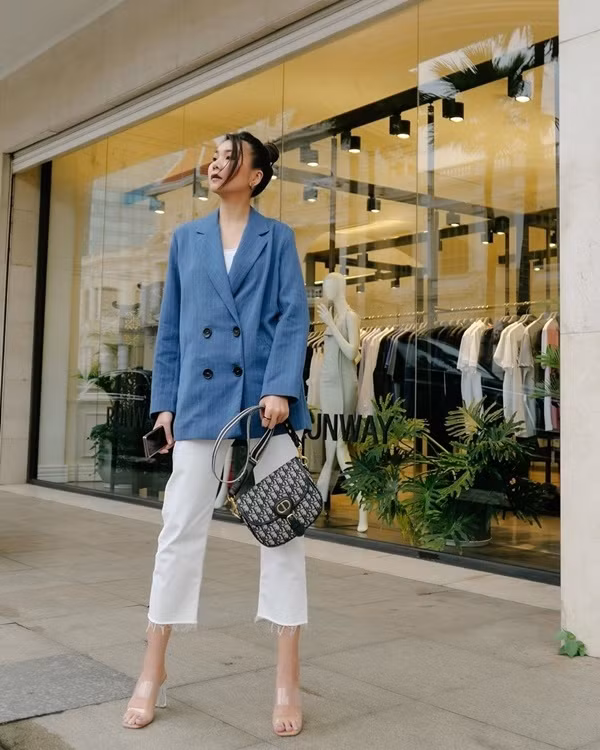 Phối đồ xuống phố ngày thu đơn giản, Thanh Hằng chọn áo blazer mỏng phối cùng quần jeans trắng dáng lửng.