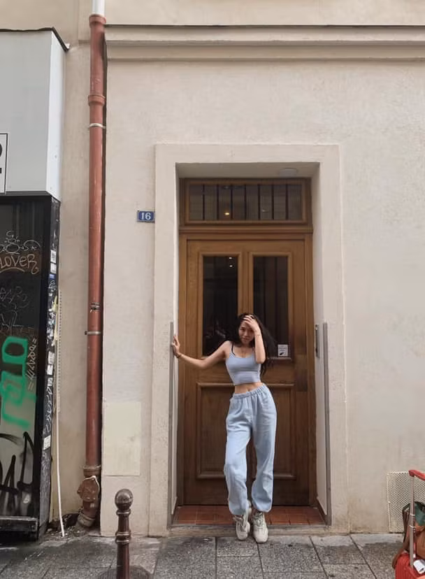 Cô nàng thường phối áo hai dây dạng croptop với quần ống rộng vừa khỏe khoắn vừa gợi cảm.