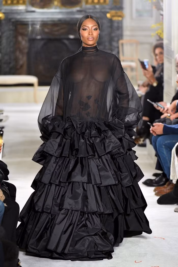 Báo đen làng mốt Naomi Campbell diện váy không nội y nổi bật tại show Valentino.