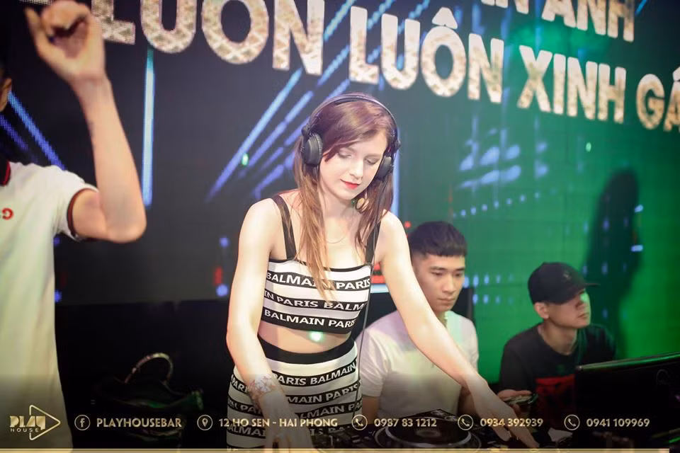 Nhờ vóc dáng gợi cảm, nữ DJ Ukraine thường xuyên mặc trang phục sexy khoe eo thon. Ảnh: FBNV. Video "Loay hoay giảm cân sau Tết". Nguồn: VTC14.