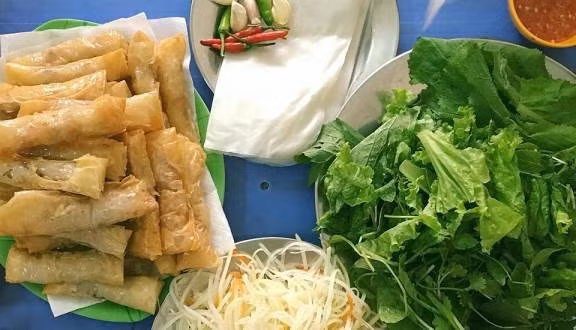 Để có món ram cuốn cải như ý, bạn chỉ cần cuộn theo thứ tự bánh tráng, cải, rau sống, cà rốt chua ngọt, ram rồi chấm với nước chấm chua ngọt và từ từ thưởng thức hương vị dân dã mà khó quên của món ăn này.