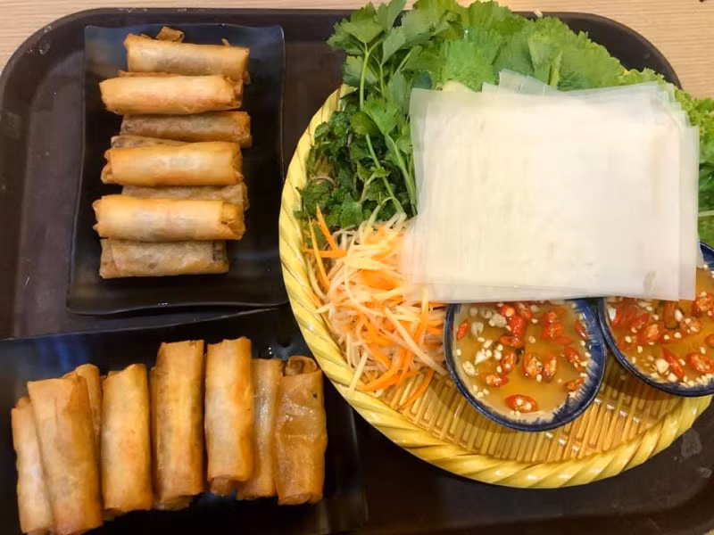 Ram cuốn cải là món ăn vặt được xếp vào top được chuộng nhất ở Đà Nẵng vào những ngày mưa. Đây là món ăn có vị giòn giòn, cay cay, khi cuốn với lá cải xanh, ram béo ngậy có chút đăng đắng, chút cay nồng và khi “đi” cùng nước chấm chua ngọt bỗng trở nên rất vừa miệng và hấp dẫn.