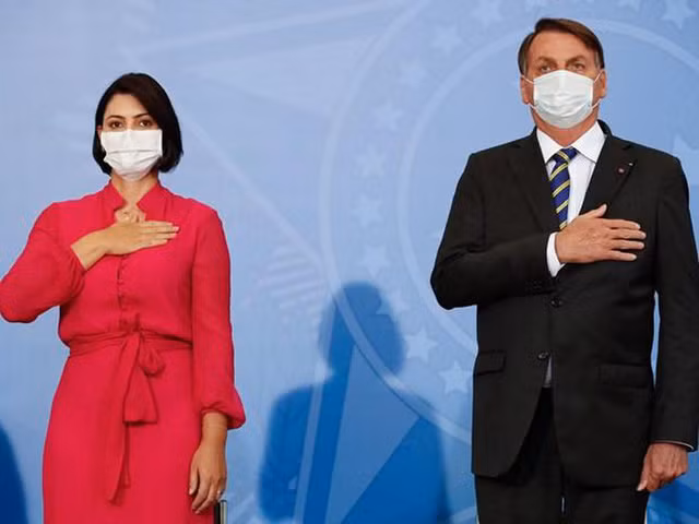 Chính phủ Brazil ngày 30/7/2020 thông báo đệ nhất phu nhân nước này, bà Michelle Bolsonaro dương tính với virus SARS-CoV-2. Thông báo trên được đưa ra 5 ngày sau khi chồng bà, Tổng thống Brazil Jair Bolsonaro cho biết đã khỏi bệnh và trở lại làm việc bình thường sau 2 tuần cách ly.