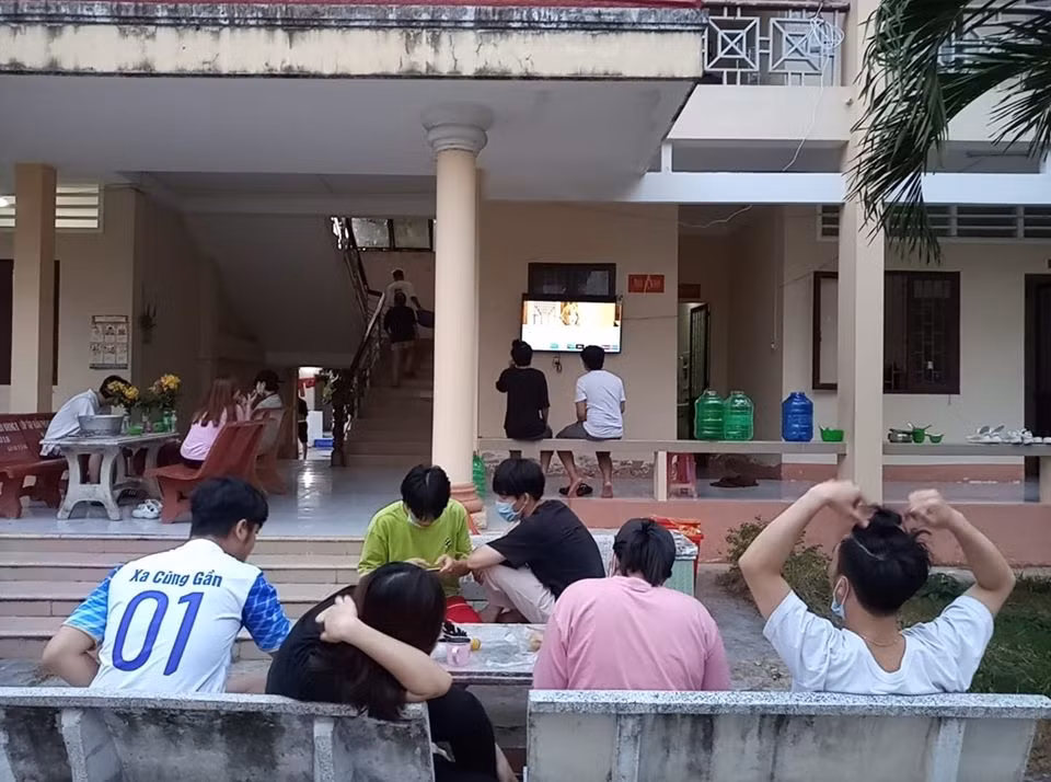 Các chú bộ đội ở khu cách ly còn mắc thêm tivi cho mọi người xem. Trong chia sẻ của mình, Lệ Quyên còn kêu gọi những bạn ở các nước có vùng dịch về Việt Nam hãy tự giác cách ly, vừa tốt cho bản thân vừa tốt cho gia đình và xã hội. Ảnh: FBNV. Video "Cố tình lây virus Corona có thể bị tử hình". Nguồn: VTC Now.