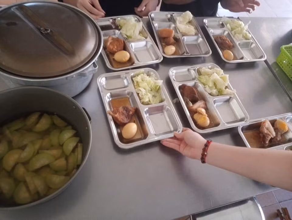 Các suất ăn khá đầy đủ dinh dưỡng và ngon miệng do bếp ăn quân đội nấu.