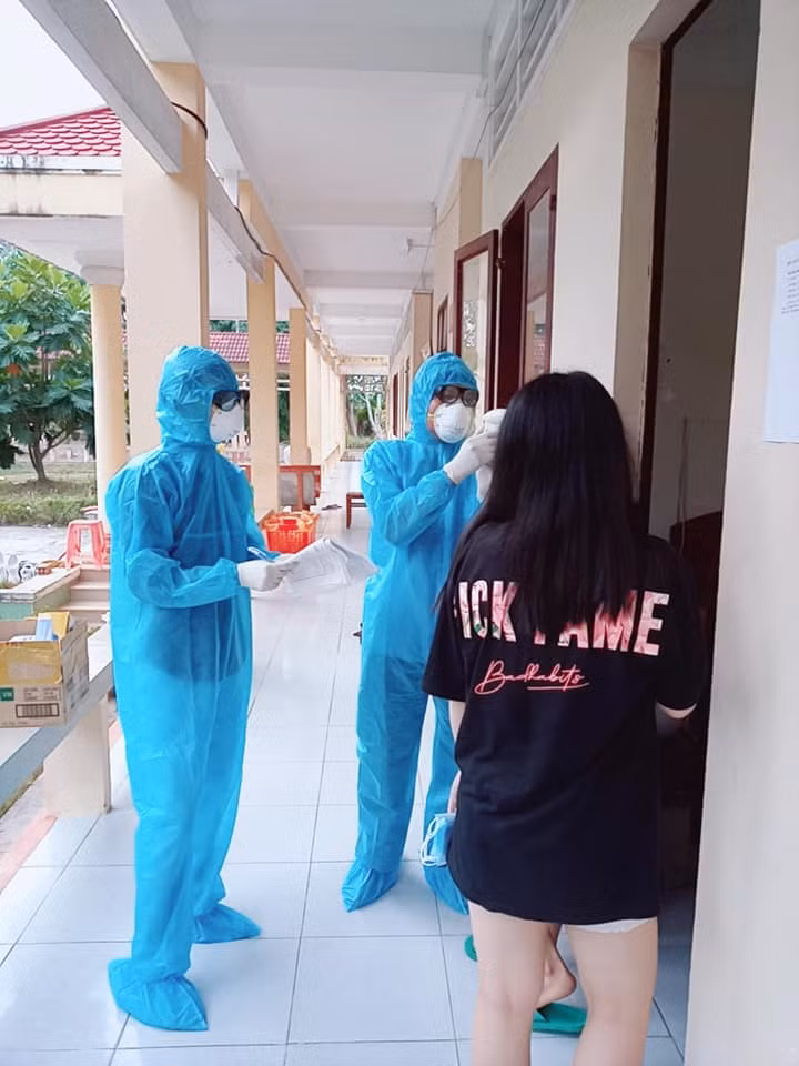 Cán bộ y tế đo thân nhiệt mỗi sáng, có khi 2 lần/ngày.