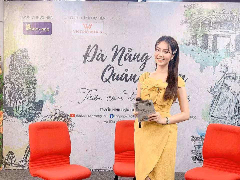 Người đẹp thoải mái lựa chọn những trang phục thanh lịch với gam màu tươi sáng để làm mới bản thân trong mỗi buổi ghi hình.
