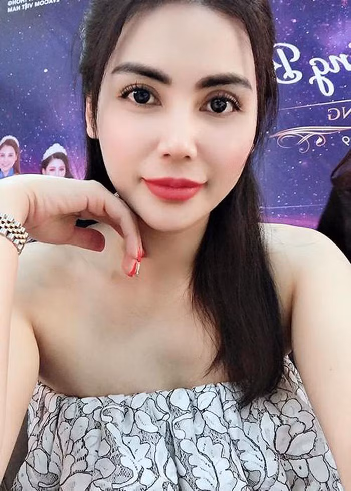 Dù đã là mẹ 1 con nhưng chị vẫn nhuận sắc và cuốn hút khi diện đầm cúp ngực khoe vai trần gợi cảm.