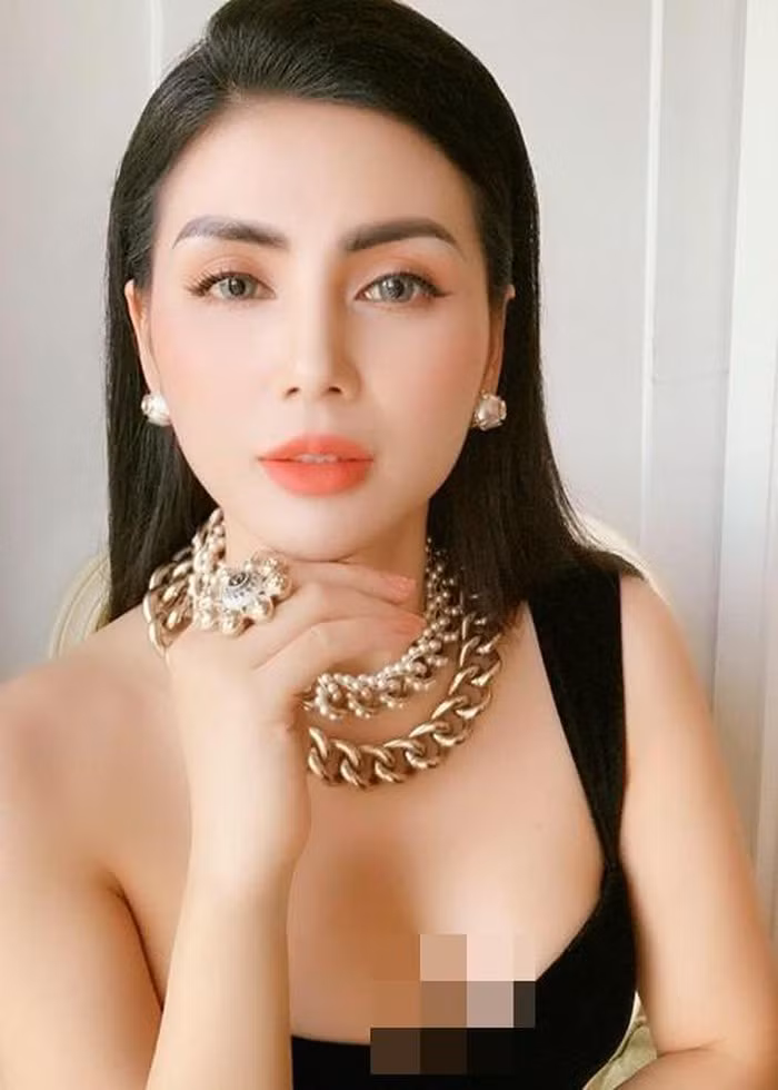 Bí quyết giúp Quỳnh Hoa giữ được vóc dáng trẻ trung thon thả ở tuổi 37 là thường xuyên ăn chay, tập squat trong vòng 30 phút để tăng số đo vòng 3.