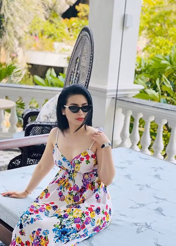 Trong các chuyến đi chơi, nữ diễn viên chọn váy hoa hai dây phóng khoáng và sexy. Ảnh: FBNV. Video "Minh Hằng chia sẻ về phong cách thời trang". Nguồn: VTC.