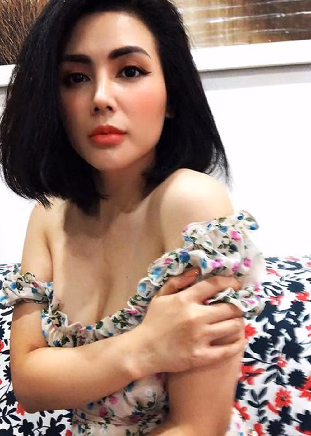 Bước sang tuổi 37, nhan sắc của Quỳnh Hoa gần như không thay đổi so với thời mới đi diễn. Ngoài đời, nữ diễn viên vẫn chuộng gu ăn mặc sành điệu, gợi cảm.