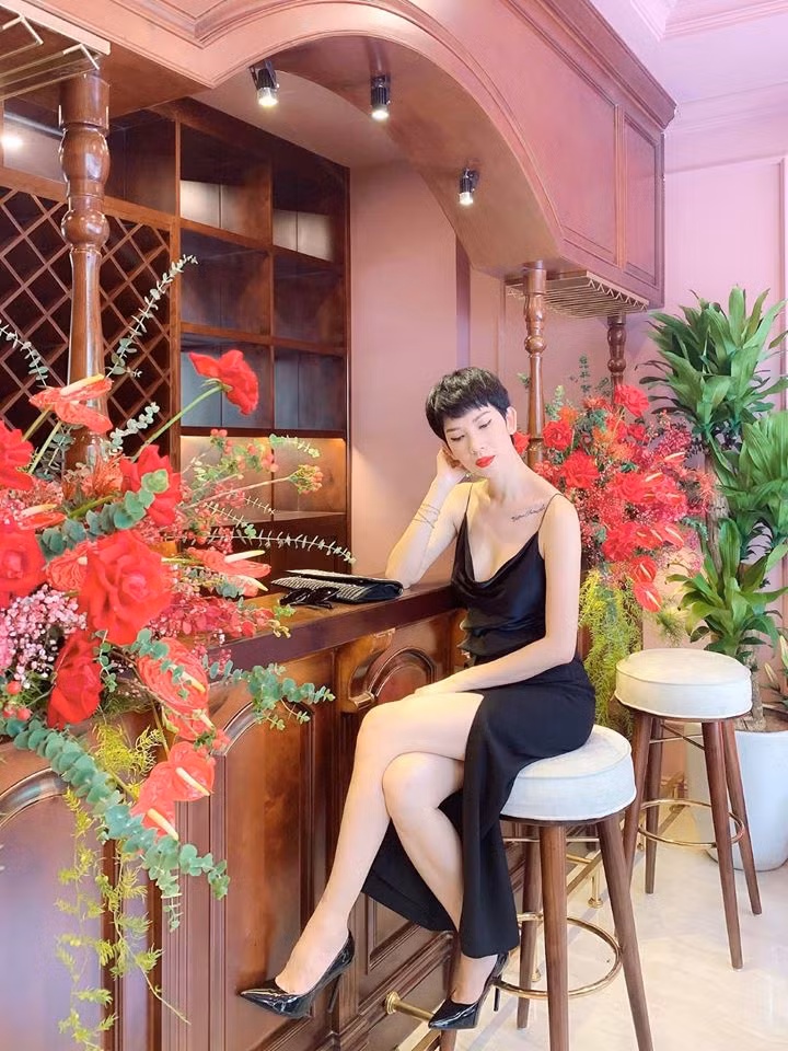 Những kiểu đầm hai dây trễ nải không chỉ tăng vẻ gợi cảm mà còn còn tạo sự sang chảnh cho siêu mẫu.