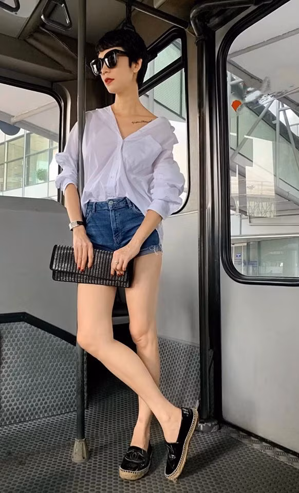 Ngoài đời, phong cách của Xuân Lan khá đơn giản và năng động với áo sơ mi trắng phối với quần short trẻ trung.