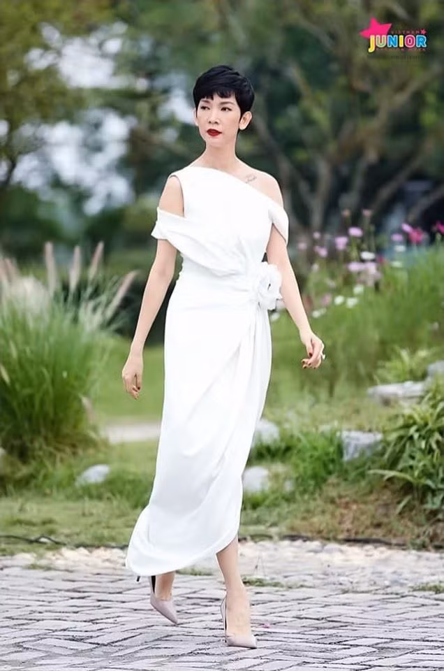 Siêu mẫu sinh năm 1978 trông nền nã và nữ tính khi diện chiếc đầm trắng có điểm nhấn là bông hoa ở eo.