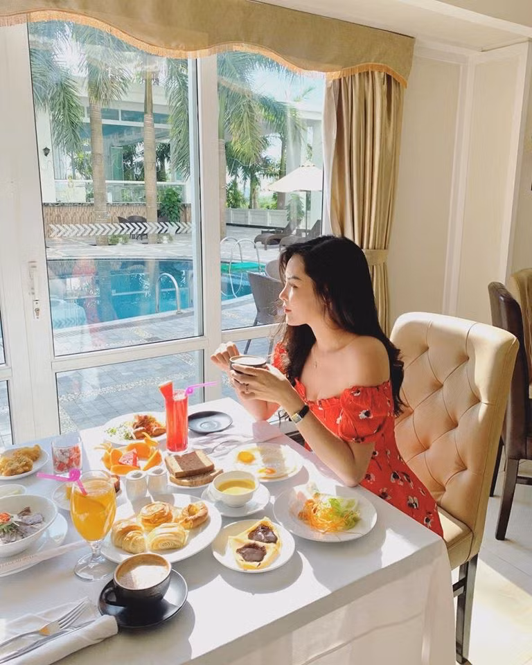 Váy áo trễ vai cũng là một lựa chọn không thể thiếu trong tủ đồ của Thanh Quỳnh.