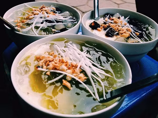 Thạch găng, được vò từ lá cây găng rừng, là món ăn hoàn toàn chế biến tự nhiên và đặc biệt rất tốt cho sức khỏe. Món này được chan cùng nước đường rồi bỏ thêm trân châu, dừa, chè… khiến thực khách có thêm nhiều lựa chọn cho hương vị yêu thích.