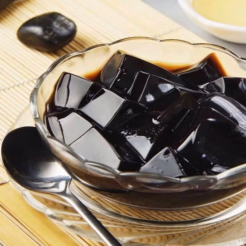 Thạch đen được ăn với nước đường, thế nhưng từ thạch người ta cũng có thể kết hợp với các nguyên liệu khác để tạo nên nhiều loại hương vị của các thức uống giải khát khác nhau, hợp với khẩu vị mỗi người.