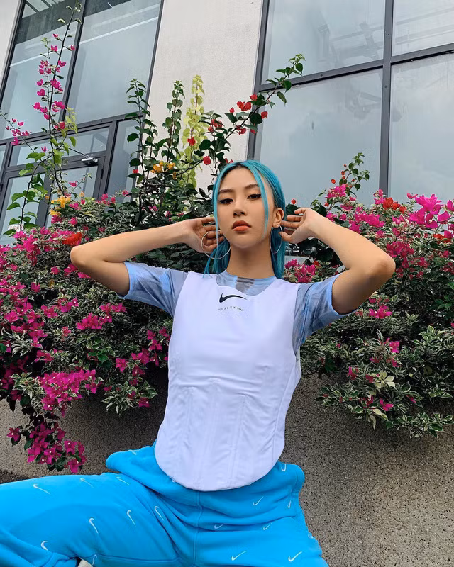 Thường xuyên thay đổi màu tóc nhuộm nổi bật, Quỳnh Anh Shyn thực sự trông giống như một "tắc kè hoa" chính hiệu. Mới đây, cô gây chú ý khi phối trang phục ton-sur-ton với màu tóc xanh pastel thời thượng.