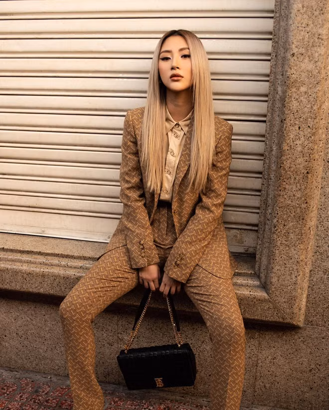 Cô nàng cũng từng khiến nhiều người phải trầm trồ với việc nhuộm màu bạch kim hot trend. Quỳnh Anh Shyn hóa thân thành quý cô thời thượng trên phố với kiểu tóc ép thẳng màu bạch kim, kết hợp diện suit màu nâu vàng cổ điển.