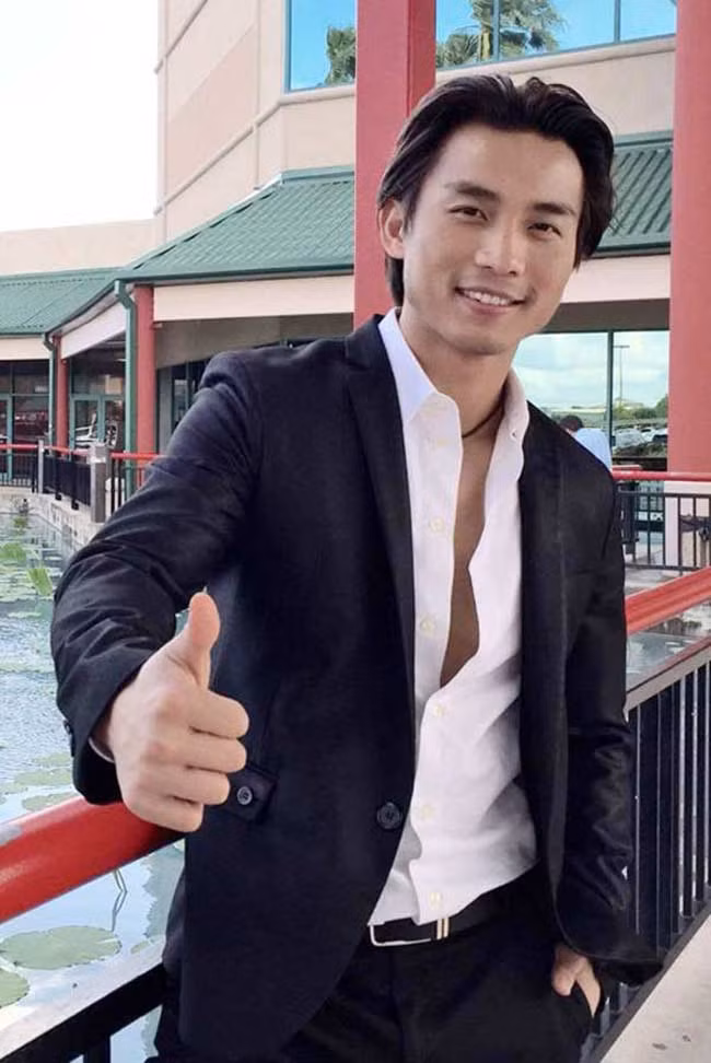 Nam ca sĩ gây ấn tượng mạnh với những lần mặc áo vest, sơ mi phanh ngực khoe thân hình cực phẩm.