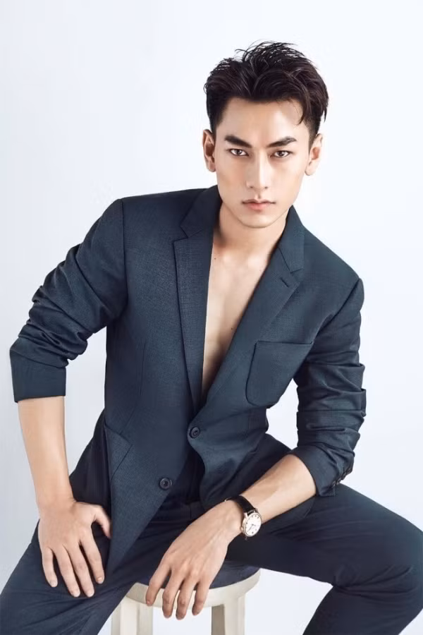 Vẻ đẹp cực phẩm với body hút mắt lấp ló sau cánh áo vest của nam ca sĩ khiến người đối diện phải mê mẫn.