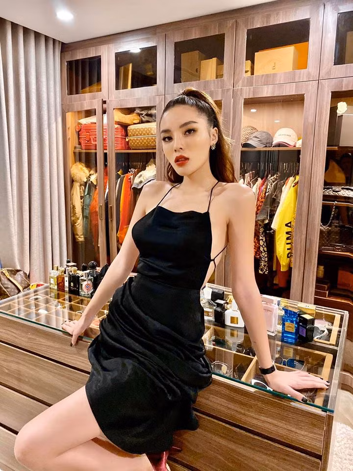 Có lần, người đẹp 9X diện chiếc đầm đen hở lưng táo bạo khoe dáng bên bộ sưu tập hàng hiệu của mình.