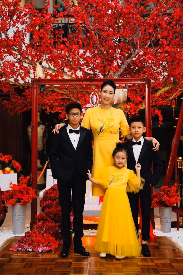 Hoa hậu Hà Kiều Anh khoe sắc bên ba con trong ngày mùng 2 Tết.