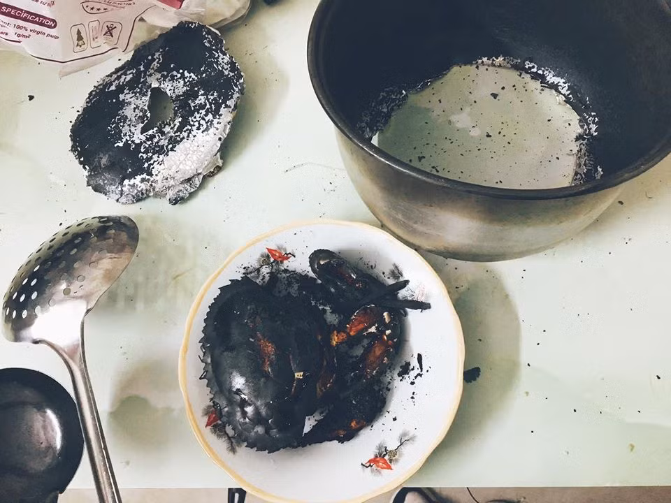Liệu món cua hấp "bóng đêm" này còn ăn được nữa không?