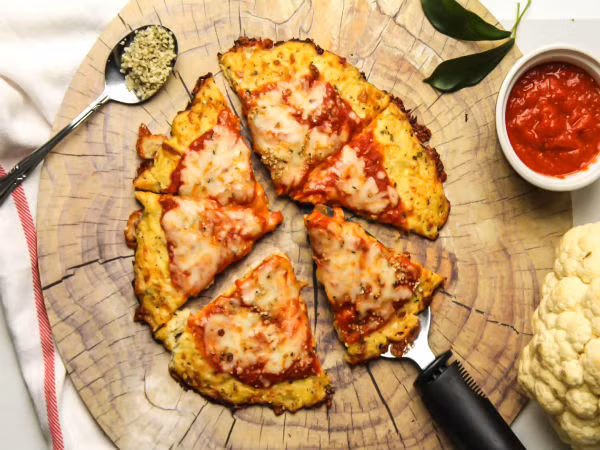 Pizza súp lơ: Theo báo cáo, pizza súp lơ là thực phẩm được đặt hàng nhiều nhất trong năm. Điều này cho thấy sự tàn lụi của bột mì trắng đang được tiếp quản bởi bột súp lơ, bột đậu xanh và bột hạnh nhân. Sự phong phú của các lợi ích sức khỏe, cũng như số lượng chất dinh dưỡng trong các loại bột này đảm bảo nó có vị trí trong danh sách các mặt hàng thực phẩm lành mạnh năm 2020.