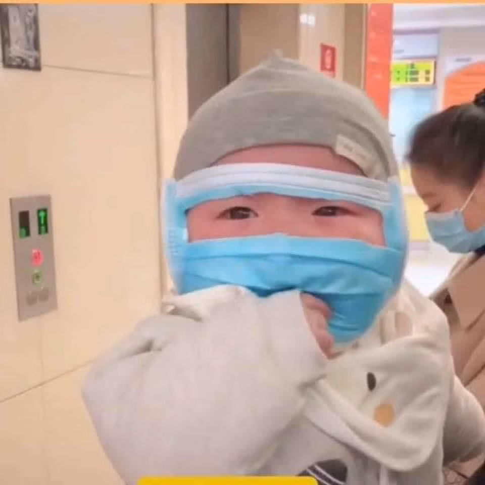 Gần đây, dân mạng thích thú và chia sẻ những hình ảnh của các em bé đeo khẩu trang cỡ lớn cực ngộ nghĩnh để phòng tránh Covid-19.