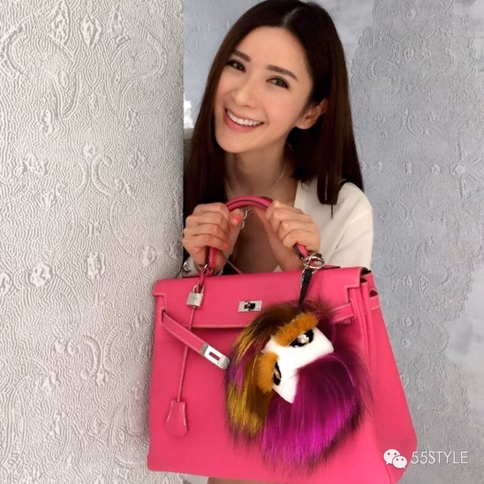 Nữ đại gia cũng cho thấy tình yêu to lớn với màu hồng khi không ngại chi tới tiền tấn mua đủ kiểu túi sắc hồng.