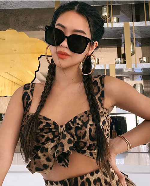 Người đẹp còn có vô số bộ váy áo có họa tiết da báo đặc trưng của Dolce &amp; Gabbana, giúp vẻ ngoài thêm cá tính đậm chất Tây.
