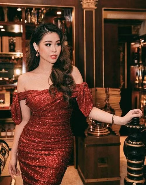 Không có chiều cao quá lý tưởng nhưng Tiên Nguyễn sở hữu vóc dáng gọn gàng, làn da bánh mật quyến rũ. Do đó, cô dễ dàng chinh phục các thiết kế ôm sát gợi cảm.