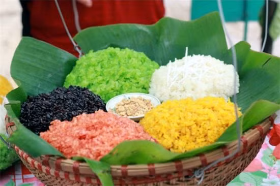 Xôi ngũ sắc là một món ăn truyền thống của dân tộc Tày vào các ngày lễ tết, ngày mùng 5/5 và khi nhà có khách quý. Và để có một nồi xôi thơm ngon thì xôi phải được nấu bằng nếp Tú Lệ nổi tiếng và tuân thủ một quy trinh từ khâu chọn lá rừng hay các loại thực vật để nhuộm màu hạt nếp cho đến công đoạn đồ xôi.