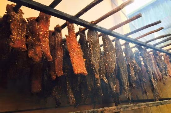 Thịt trâu gác bếp: Món thịt trâu gác bếp có nguồn gốc từ xa xưa của người Thái đen, và thịt trâu là một món ăn được người dân tộc vùng cao vô cùng ưa thích và có thể sử dụng vào bất kì thời điểm nào trong năm.