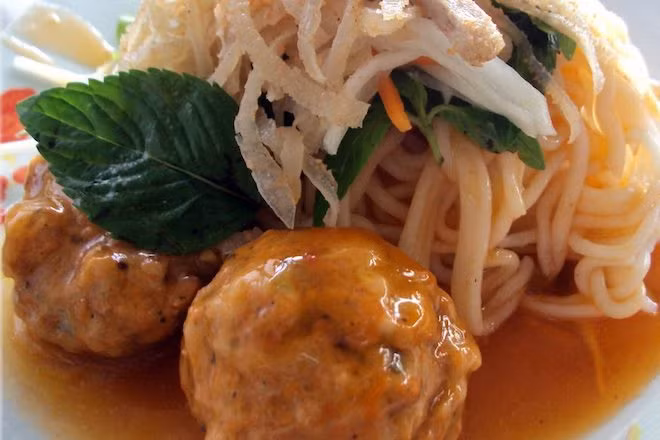 Bánh tằm cay gồm 2 loại là bánh tằm cà ri gà và bánh tằm xíu mại. Sợi bánh tằm được xé rời từng cọng, thịt xíu mại mềm, thơm ăn cùng với rau sống, rưới thêm chút nước sốt cà ri sền sệt, cay xé lưỡi.