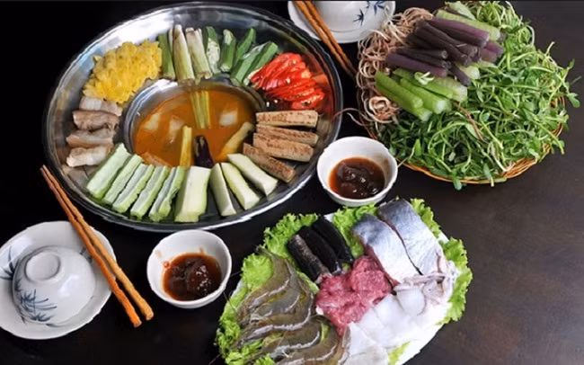 Lẩu mắm U Minh Cà Mau là một trong những đặc sản dân dã không thể thiếu đối với người dân Nam Bộ nói chung và U Minh nói riêng. Với hương vị đậm đà, da diết, đặc sản hiếm có khó tìm này khiến thực khách ăn một lần rồi nhớ mãi.
