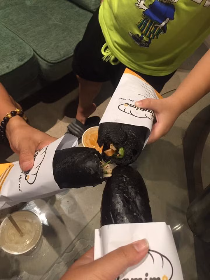 Cửa hàng bánh mì đen thu hút nhiều du khách tới thưởng thức thử món ăn độc đáo này.