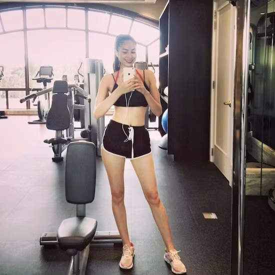 Tại các phòng gym, chúng ta không nên ăn mặc quá hở hang để tránh những tình huống dở khóc dở cười. Để giúp bản thân dễ dàng vận động, thuận tiện thực hiện các động tác thì một chiếc áo lót kiểu bra thể thao mềm mại, to bản và có khả năng thấm hút tốt sẽ giúp cho bạn vừa khỏe khoắn, vừa bảo vệ được vòng 1 không bị chảy xệ. 