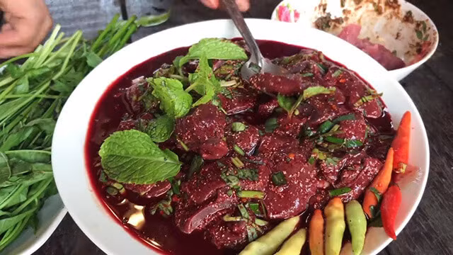 Larb Leuat Neua: Đây là món ăn làm từ thịt bò sống trộn với tiết bò, người ta sẽ cho thêm một ít lá bạc hà, hành lá để tăng thêm hương vị và thường ăn kèm với xôi.