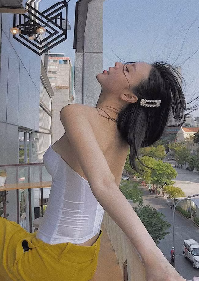Cô cũng nhanh nhạy khi bắt trend áo corset như nhiều mỹ nhân showbiz khác.