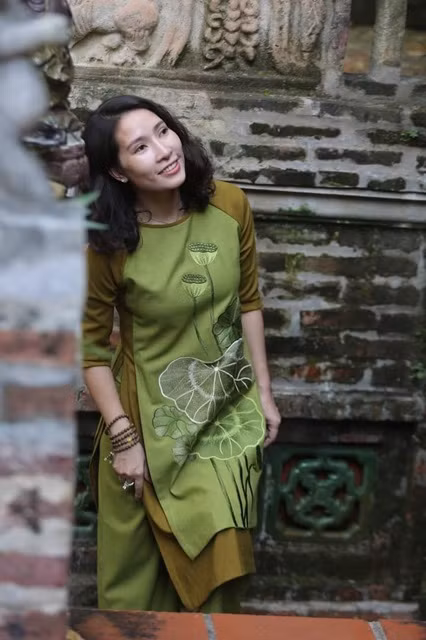 Áo dài họa tiết hoa sen rất hợp với nơi linh thiêng. Những chiếc áo dài nên được phối với quần lửng được phối màu gần giống với nhau tạo nét nền nã cho người mặc. Ảnh: Internet. Video "Minh Hằng chia sẻ về phong cách thời trang". Nguồn: VTC.